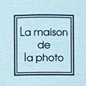  背表紙にはフランス語で”写真のおうち”という文字とイラストが入っています